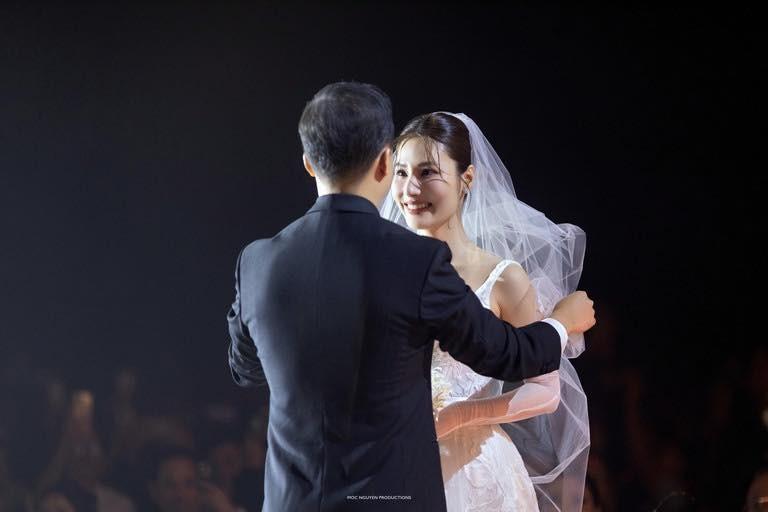 Mai Phương Thúy, Phạm Quỳnh Anh khóc hết nước mắt trong lễ cưới Diễm My 9X-14