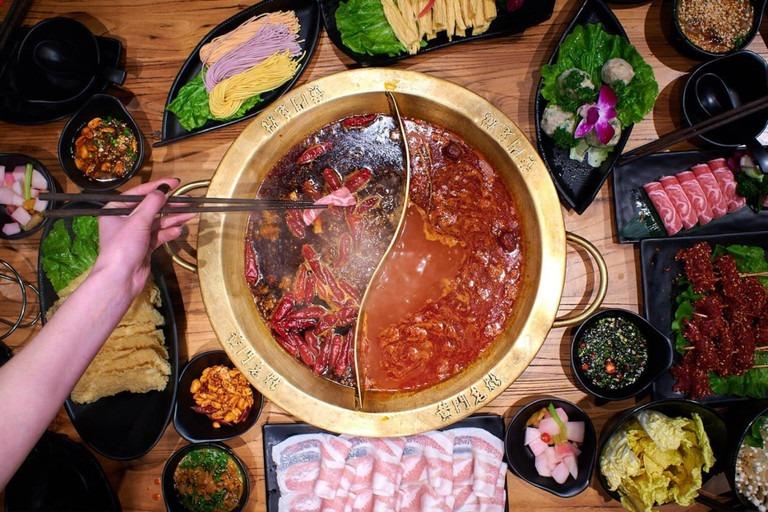 Dùng nước lẩu thừa bán cho khách, chủ quán bị phạt hơn 17 tỷ đồng, án tù 12 năm-1