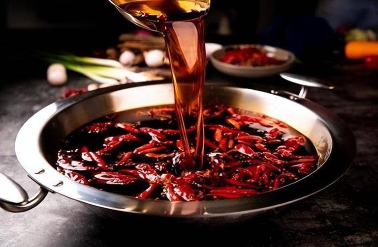 Dùng nước lẩu thừa bán cho khách, chủ quán bị phạt hơn 17 tỷ đồng, án tù 12 năm-2