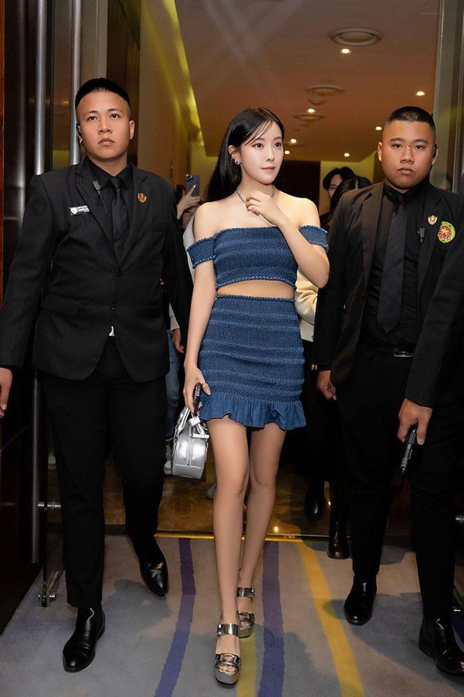 Mỹ nhân từng bị mắng ở chợ Bến Thành khoe vai trần khi mặc hở giữa Hà Nội 18°C-1