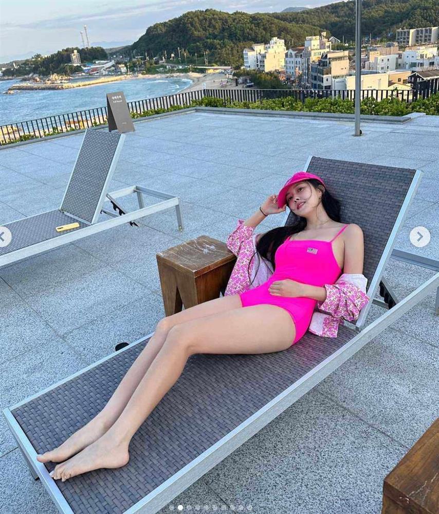 Mỹ nhân từng bị mắng ở chợ Bến Thành khoe vai trần khi mặc hở giữa Hà Nội 18°C-10