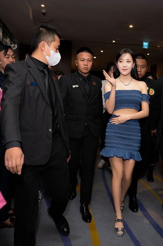 Mỹ nhân từng bị mắng ở chợ Bến Thành khoe vai trần khi mặc hở giữa Hà Nội 18°C-3