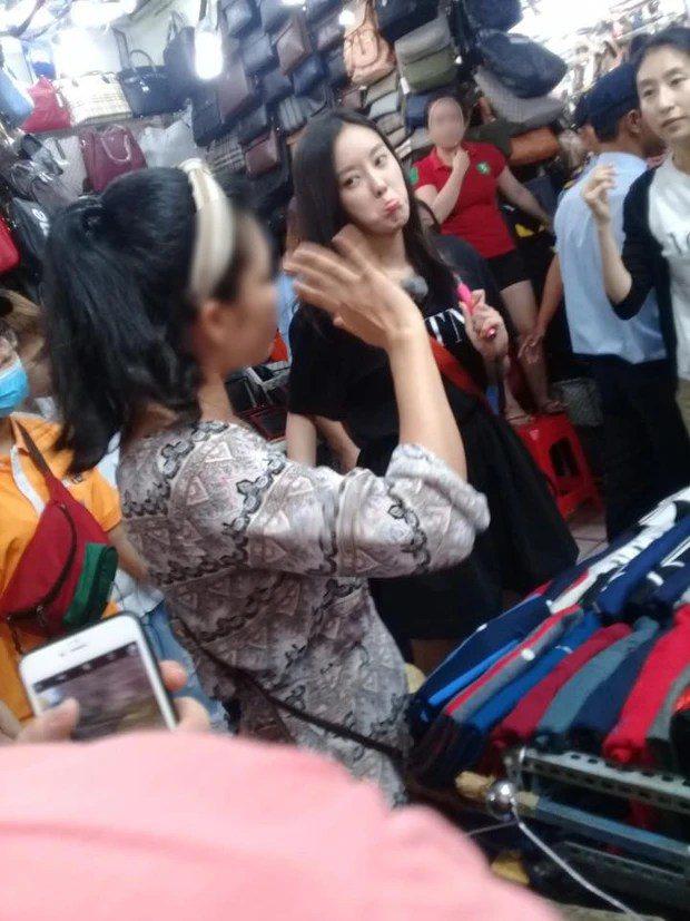 Mỹ nhân từng bị mắng ở chợ Bến Thành khoe vai trần khi mặc hở giữa Hà Nội 18°C-4