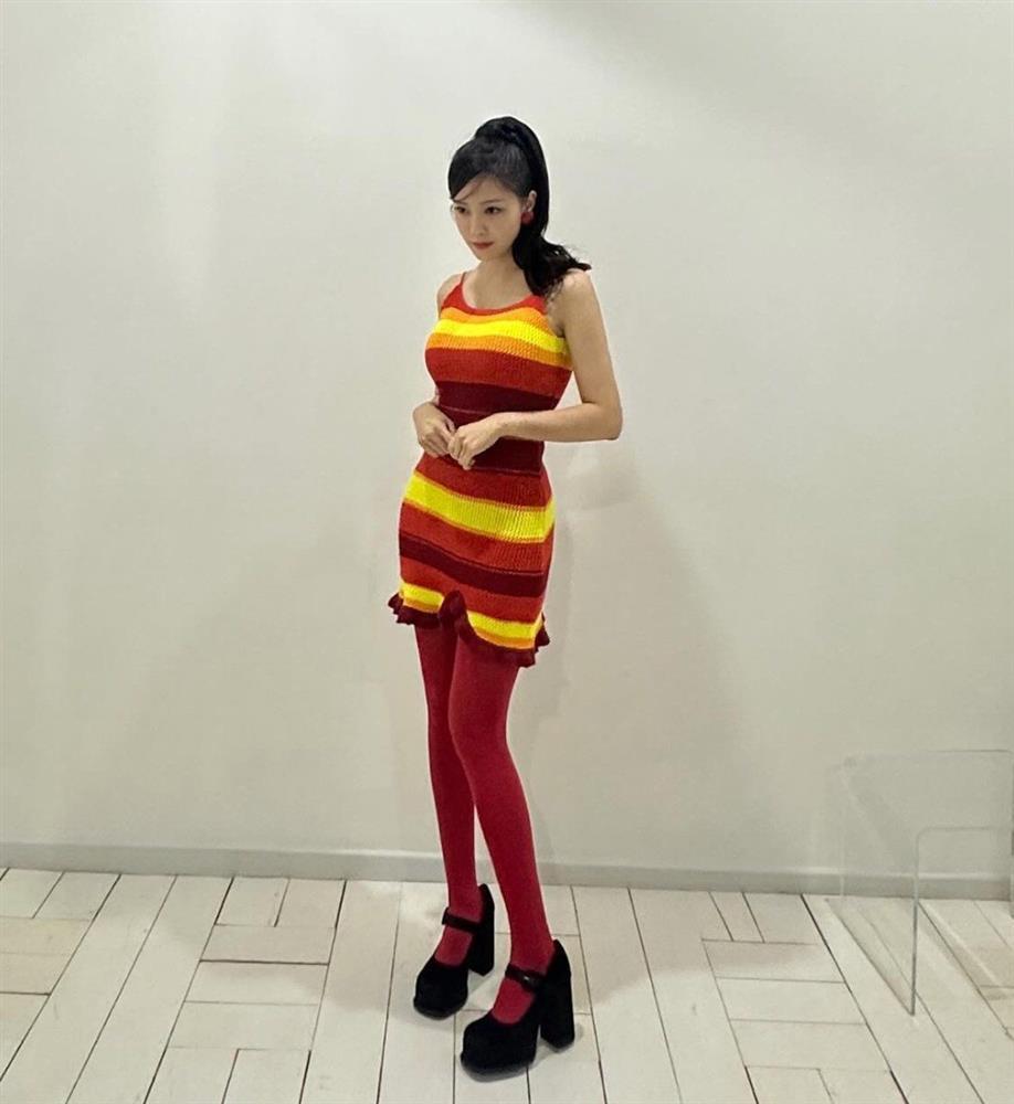 Mỹ nhân từng bị mắng ở chợ Bến Thành khoe vai trần khi mặc hở giữa Hà Nội 18°C-5