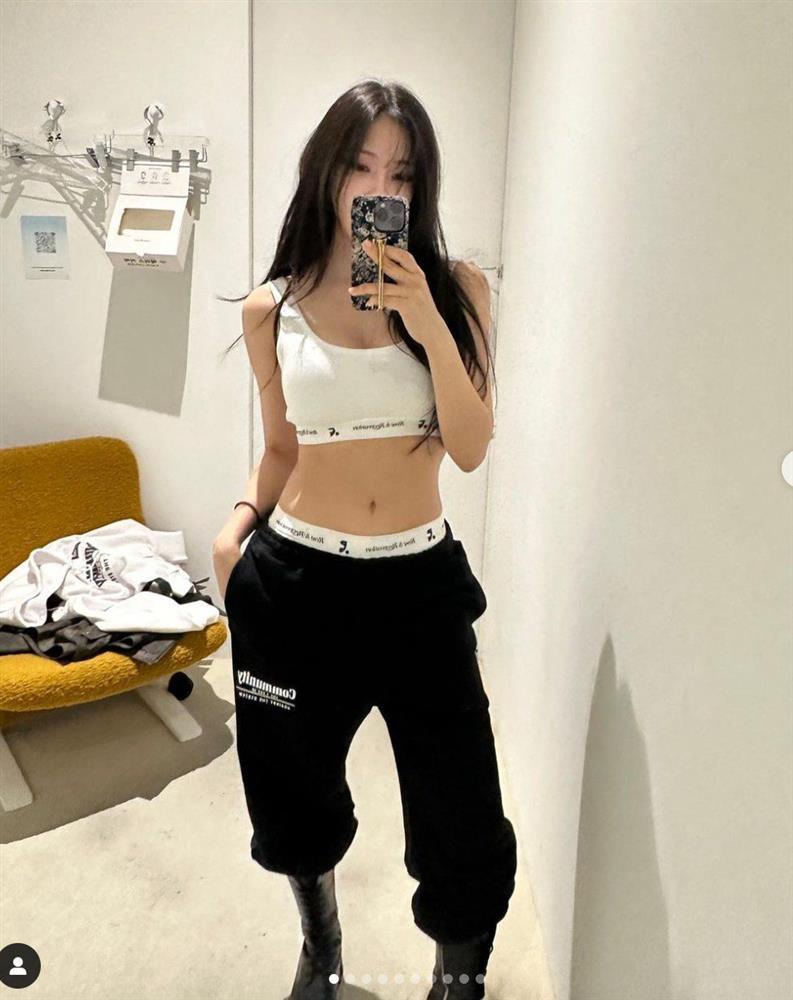 Mỹ nhân từng bị mắng ở chợ Bến Thành khoe vai trần khi mặc hở giữa Hà Nội 18°C-6