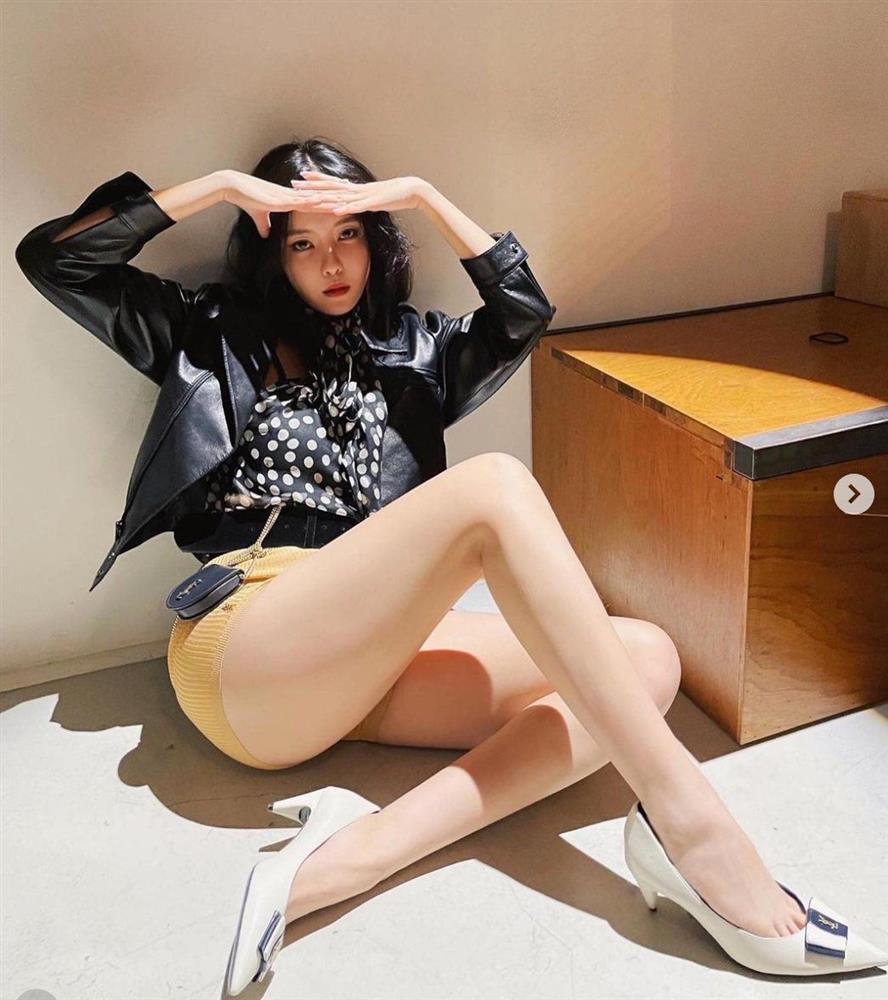 Mỹ nhân từng bị mắng ở chợ Bến Thành khoe vai trần khi mặc hở giữa Hà Nội 18°C-7