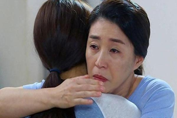 Mẹ chồng khó tính bỗng thay đổi khi thông gia gặp biến cố, lý do thật sự khiến con dâu khiếp sợ-2