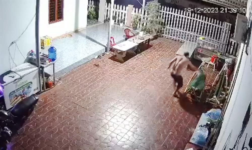 Chồng hờ đổ xăng đốt vợ đang nằm võng-1