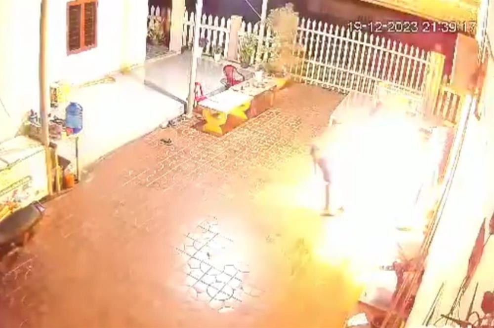 Chồng hờ đổ xăng đốt vợ đang nằm võng-2