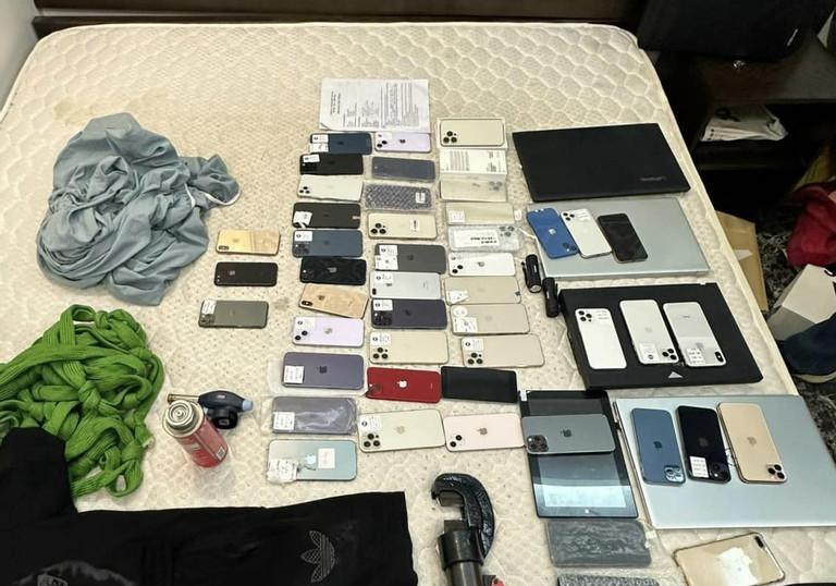 Tên trộm cuỗm 54 điện thoại iPhone của cửa hàng ở Hà Nội-2