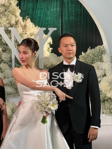 Loạt ảnh Diễm My 9X lộng lẫy trong váy cưới khoe vai trần, tình tứ bên chồng doanh nhân-3