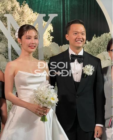 Loạt ảnh Diễm My 9X lộng lẫy trong váy cưới khoe vai trần, tình tứ bên chồng doanh nhân-4