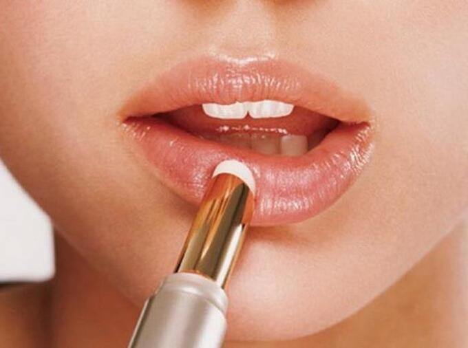 Nhập viện vì thói quen đánh son hàng chục lần mỗi ngày-3