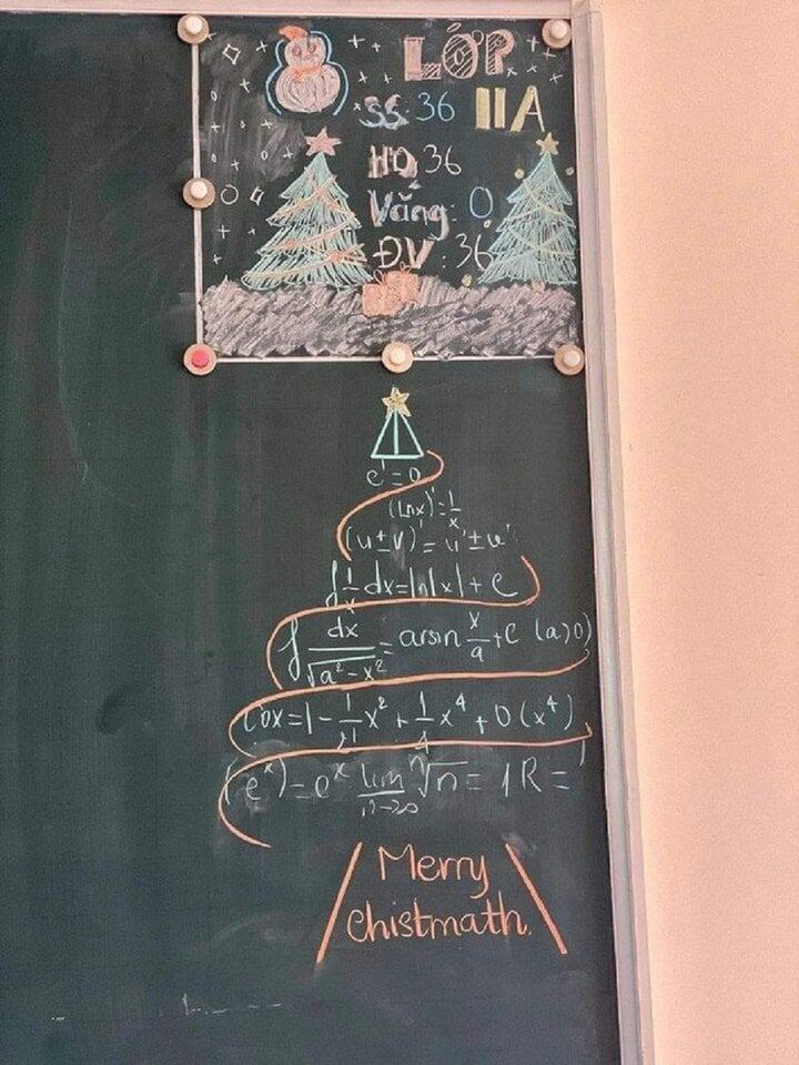 Độc đáo trend làm cây thông Noel bằng công thức Toán, Lý, Hóa của giới trẻ-4