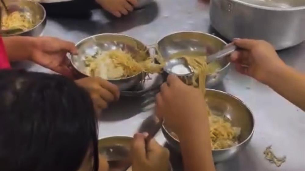 Vụ học sinh ăn cơm chan canh mỳ tôm ở Lào Cai: Hiệu trưởng xin từ chức-2