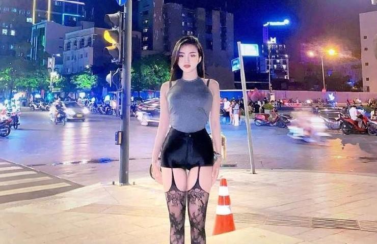 Người đẹp Việt gây tranh cãi khi cố tình khoe dây áo trong nhạy cảm-7