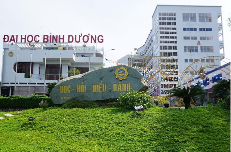Một học sinh tử vong, nghi rơi từ tầng cao trường ĐH ở Bình Dương-1