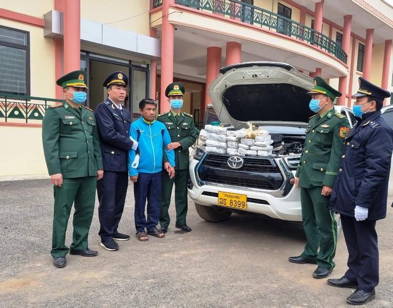 Bắt đối tượng người Lào chở hơn 21kg ma túy, mang theo súng vào Việt Nam-1