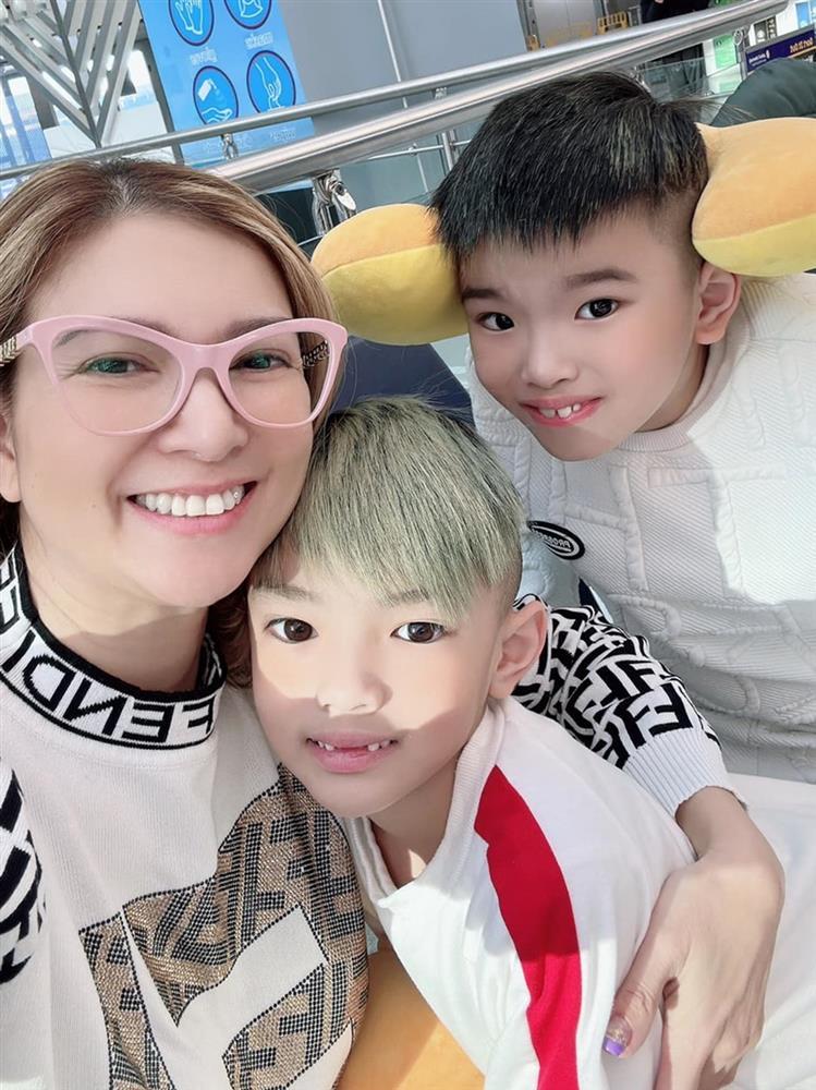 Sau 8 năm định cư Mỹ, Phạm Thanh Thảo lần đầu đưa 2 quý tử về Việt Nam, chi hẳn 10 tỷ tậu cơ ngơi đón Giáng sinh-2