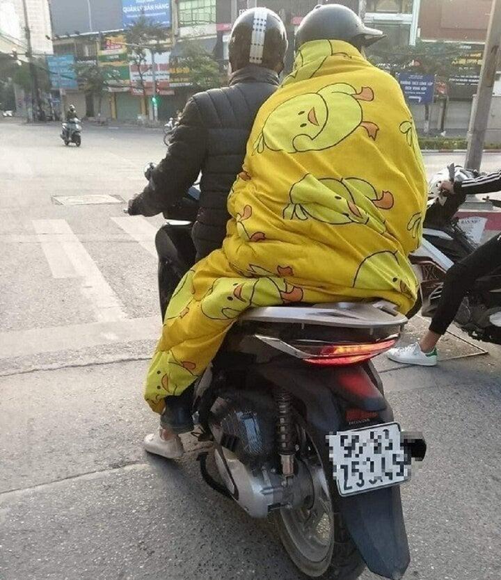 Muôn kiểu trùm chăn đi xe máy những ngày giá rét-4