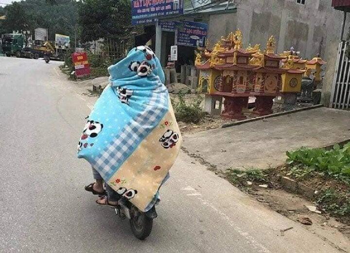 Muôn kiểu trùm chăn đi xe máy những ngày giá rét-5