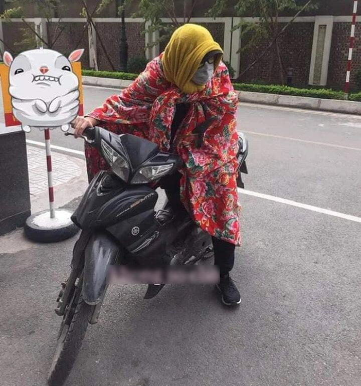 Muôn kiểu trùm chăn đi xe máy những ngày giá rét-6