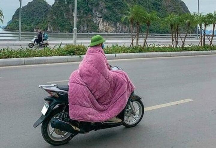 Muôn kiểu trùm chăn đi xe máy những ngày giá rét-7