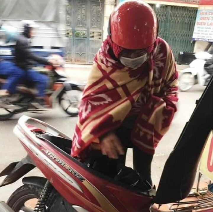 Muôn kiểu trùm chăn đi xe máy những ngày giá rét-8