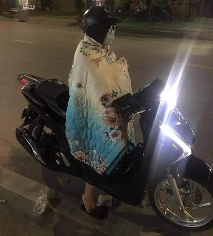 Muôn kiểu trùm chăn đi xe máy những ngày giá rét-9