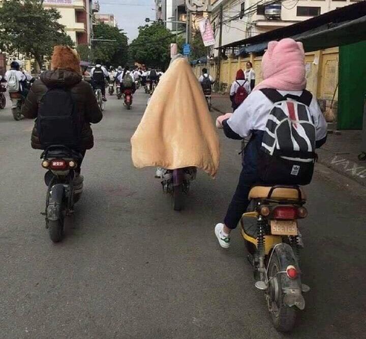 Muôn kiểu trùm chăn đi xe máy những ngày giá rét-10