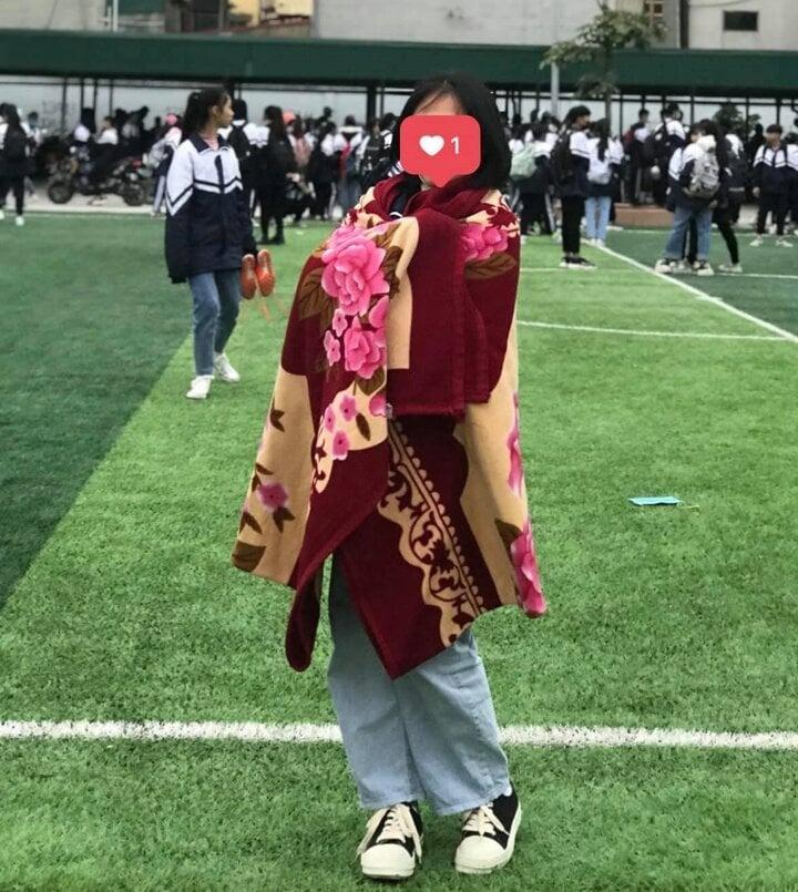 Muôn kiểu trùm chăn đi xe máy những ngày giá rét-11