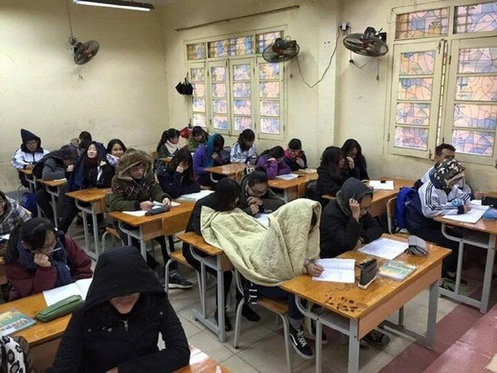 Muôn kiểu trùm chăn đi xe máy những ngày giá rét-12