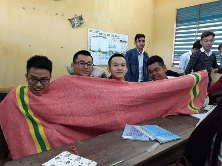 Muôn kiểu trùm chăn đi xe máy những ngày giá rét-13