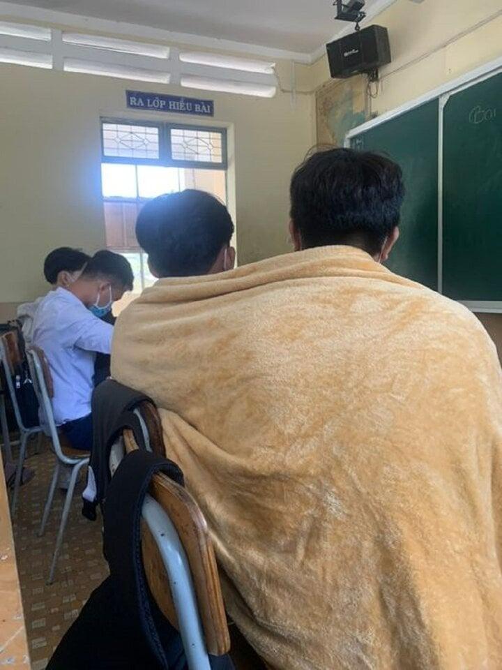 Muôn kiểu trùm chăn đi xe máy những ngày giá rét-14