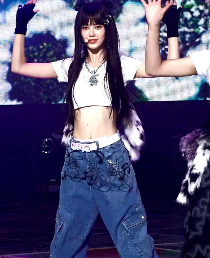 Nữ idol gây sốt với sắc vóc như búp bê đời thực-4