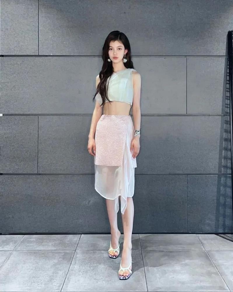 Nữ idol gây sốt với sắc vóc như búp bê đời thực-5