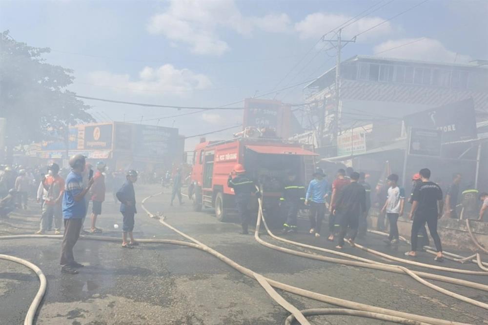 Hỏa hoạn thiêu rụi 5 căn nhà mặt phố-1