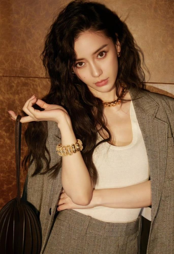 Đang bị phong sát ngầm, Angelababy bất ngờ ghi điểm nhờ một hành động-1