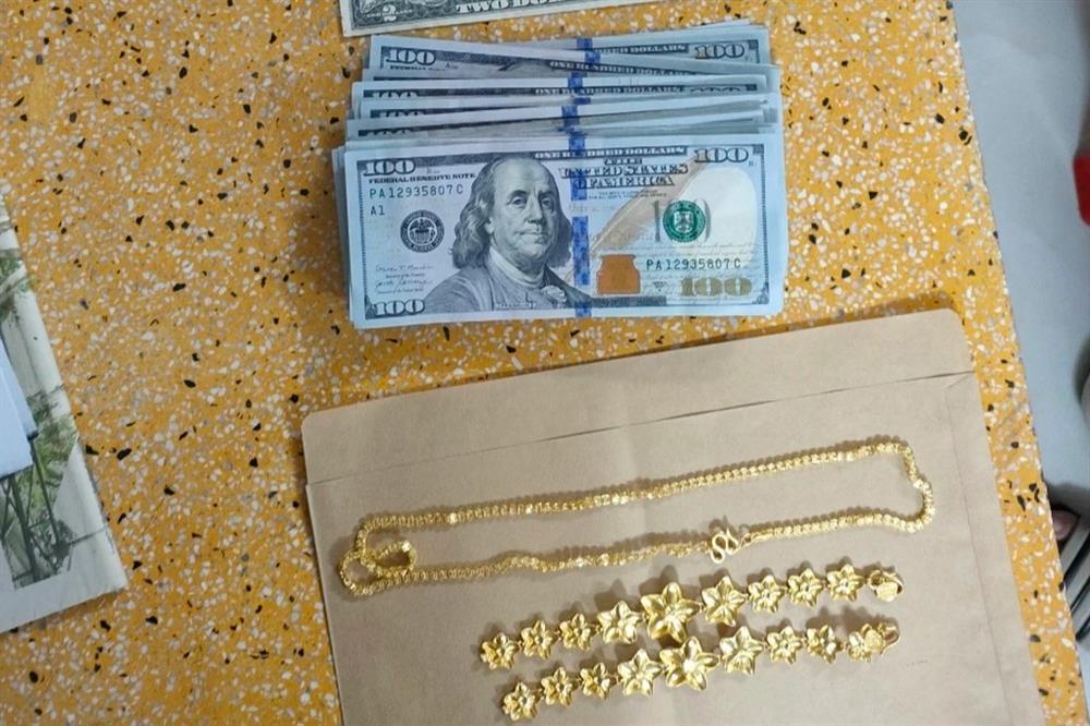 Gã trai lẻn vào nhà dân trộm tập ngoại tệ cùng nhiều trang sức-2