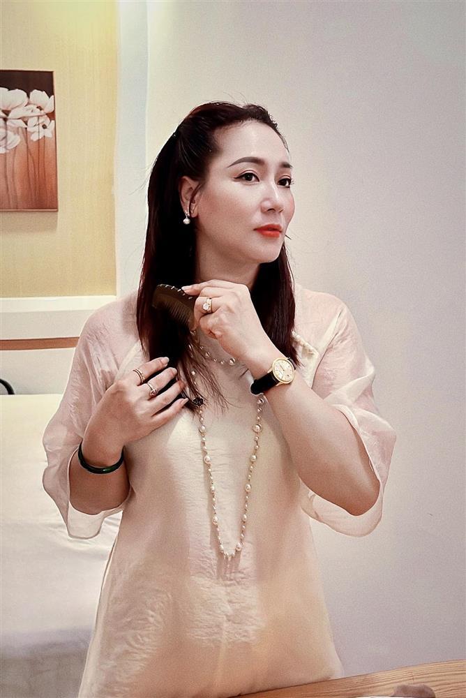 Sắc vóc chị sếp hay soi mói Huyền Lizzie trong Chúng Ta Của 8 Năm Sau-8