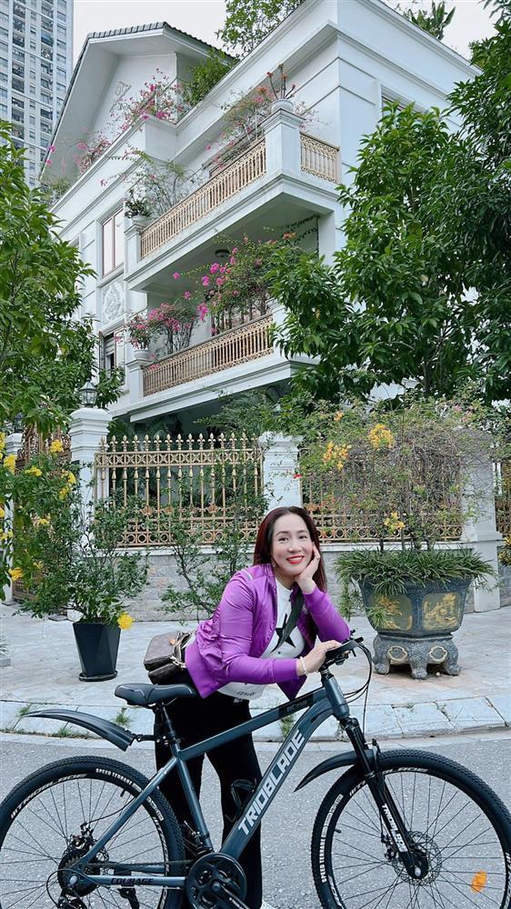 Sắc vóc chị sếp hay soi mói Huyền Lizzie trong Chúng Ta Của 8 Năm Sau-9