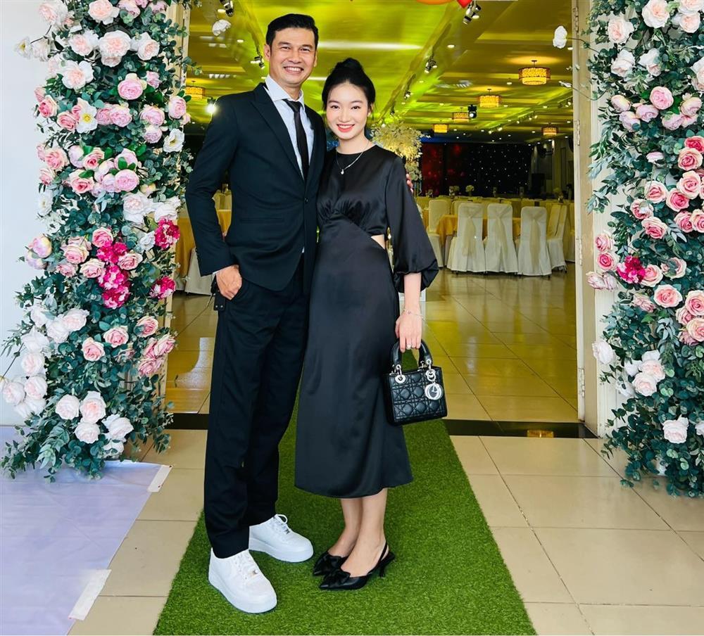 Vợ kém 26 tuổi của Tiết Cương bức xúc khi bị nói lấy chồng vì ham tiền-2