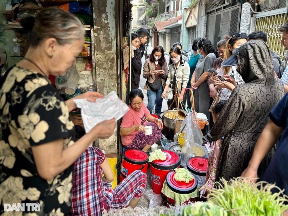 Khách nín thở ăn bánh trôi tàu vừa bưng bát, vừa sợ bị đuổi ở Hà Nội-2