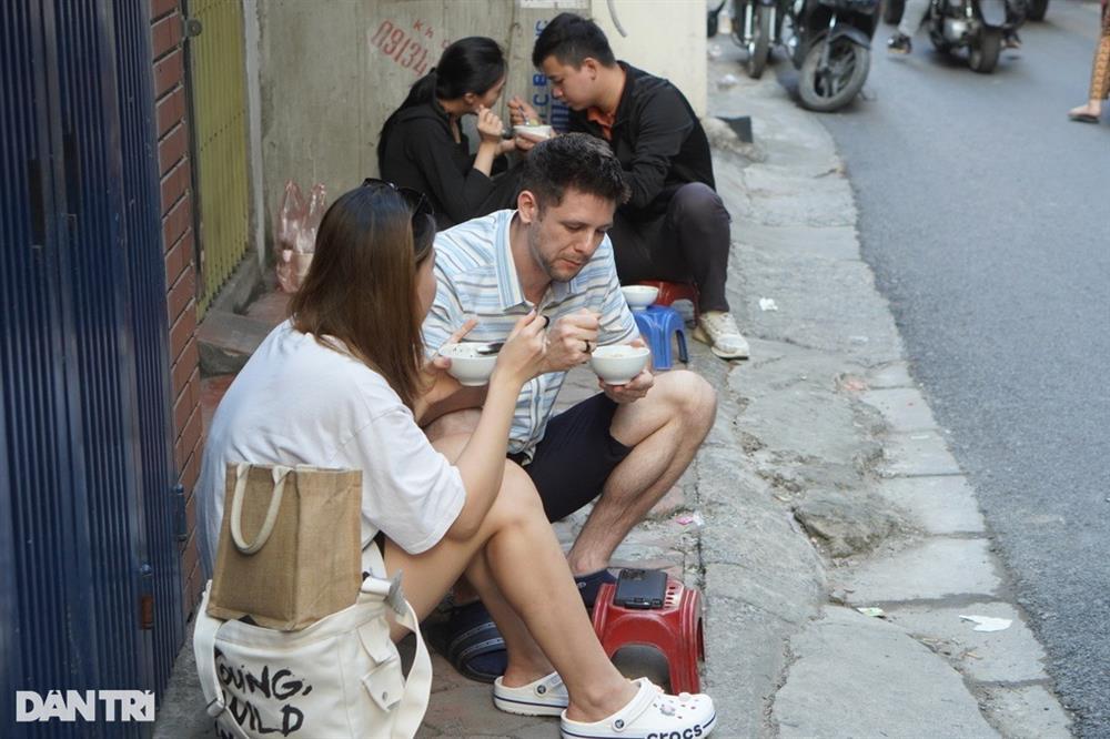 Khách nín thở ăn bánh trôi tàu vừa bưng bát, vừa sợ bị đuổi ở Hà Nội-3