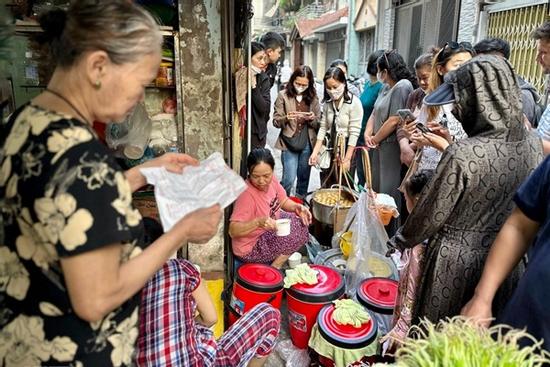 Khách nín thở ăn bánh trôi tàu 'vừa bưng bát, vừa sợ bị đuổi' ở Hà Nội