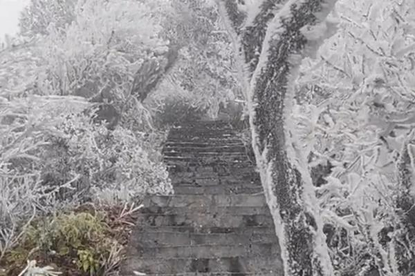 Quảng Ninh: Băng giá xuất hiện tại chùa Đồng Yên Tử sau gần 10 năm-3