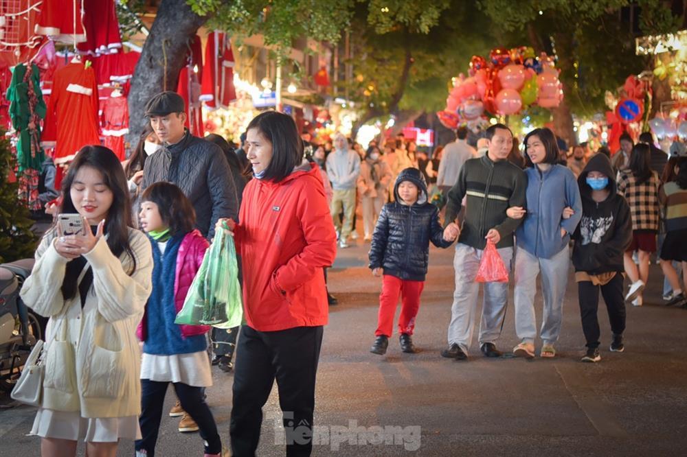 Rét 10 độ, giới trẻ Hà Nội xuống phố ăn kem, uống trà chanh thưởng thức tiết trời lạnh ngọt-1