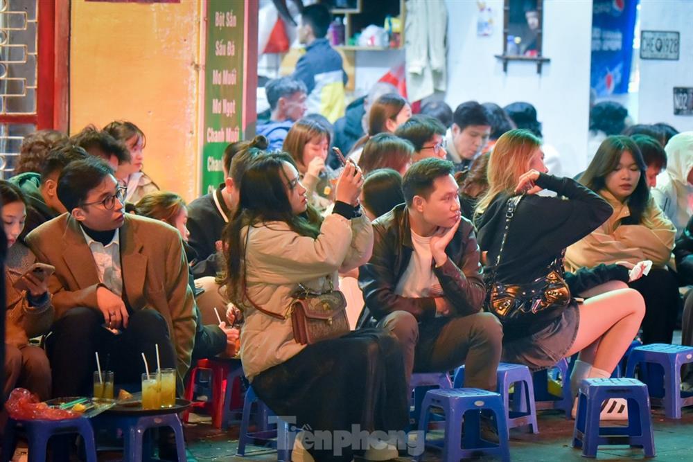 Rét 10 độ, giới trẻ Hà Nội xuống phố ăn kem, uống trà chanh thưởng thức tiết trời lạnh ngọt-10