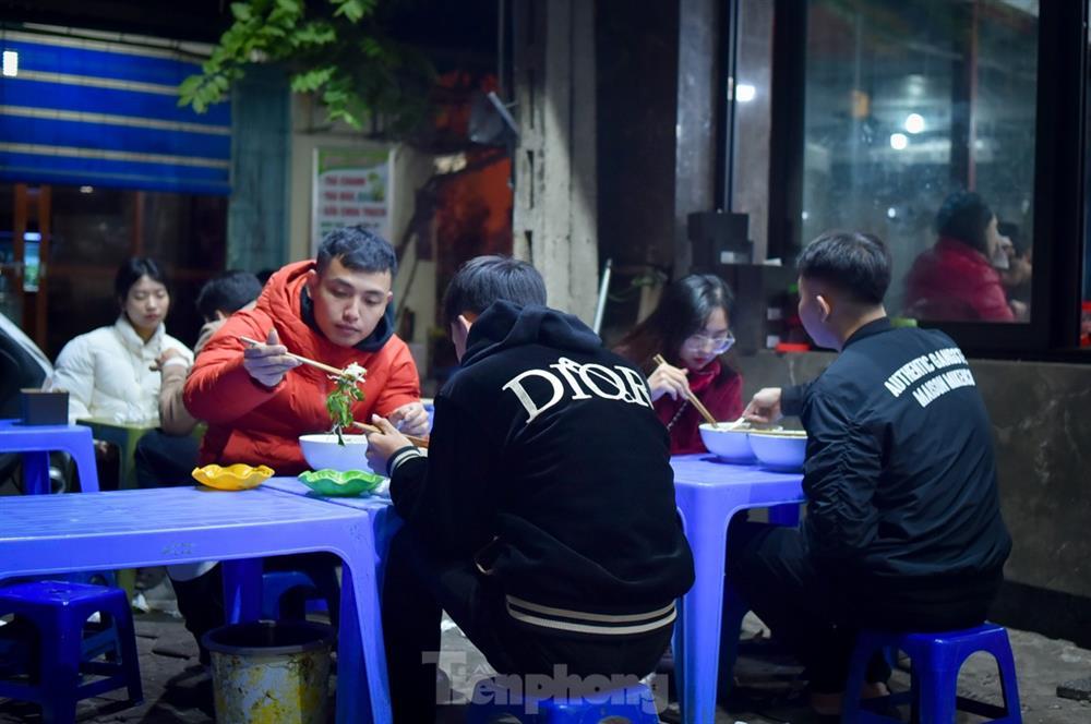 Rét 10 độ, giới trẻ Hà Nội xuống phố ăn kem, uống trà chanh thưởng thức tiết trời lạnh ngọt-11