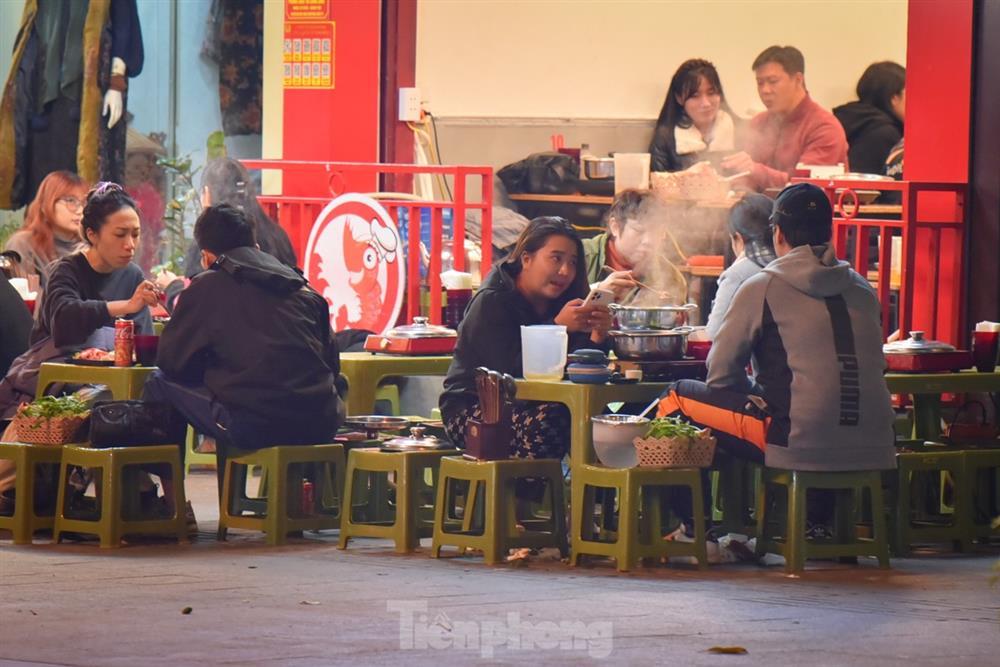 Rét 10 độ, giới trẻ Hà Nội xuống phố ăn kem, uống trà chanh thưởng thức tiết trời lạnh ngọt-12